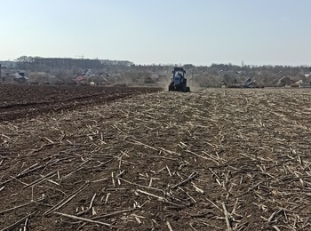 Весняні польові роботи на дослідному полі кафедри загального землеробства: підготовка ґрунту під ярі культури