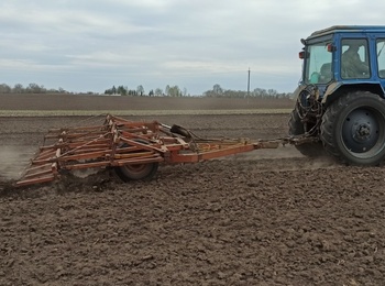 Передпосівна підготовка ґрунту під соняшник на дослідному полі  кафедри загального землеробства